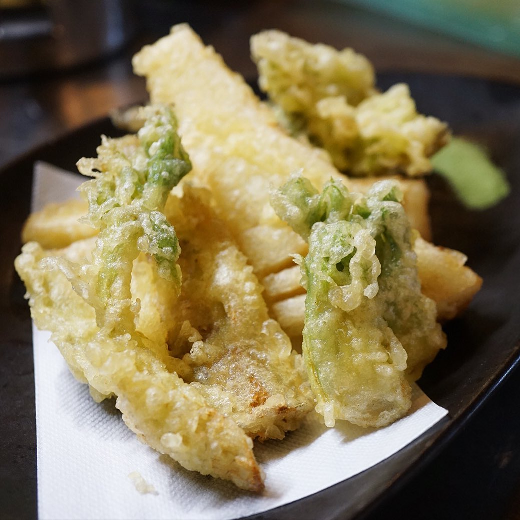 いやしかしいいお天気ですなと土曜日！やっぱり春の味覚がうれしいねと「たけのこと山菜の天ぷら盛りあわせ」がうれしいね！と、揚げたてあつあつをすみやかに抹茶塩ではふはふたべたいっ！そうしたいっ！（笑）（お）