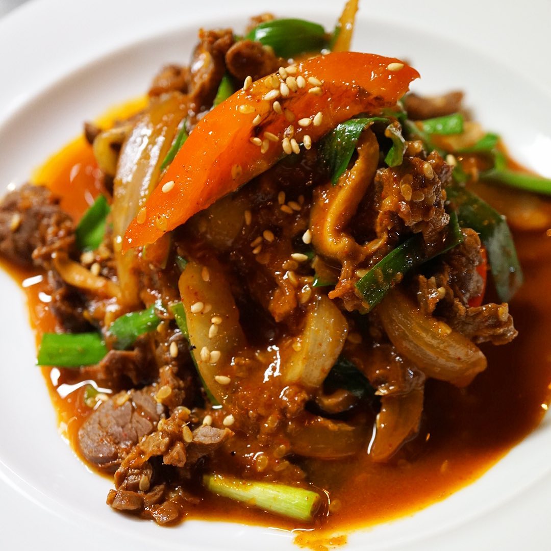 さてとしっかりお肉だ！人気の韓国風牛肉甘辛炒めはプルコギ！今回は牛ハラミ肉でパワーアップで旨味もアップ！白ごはんにもうってつけ！（お）