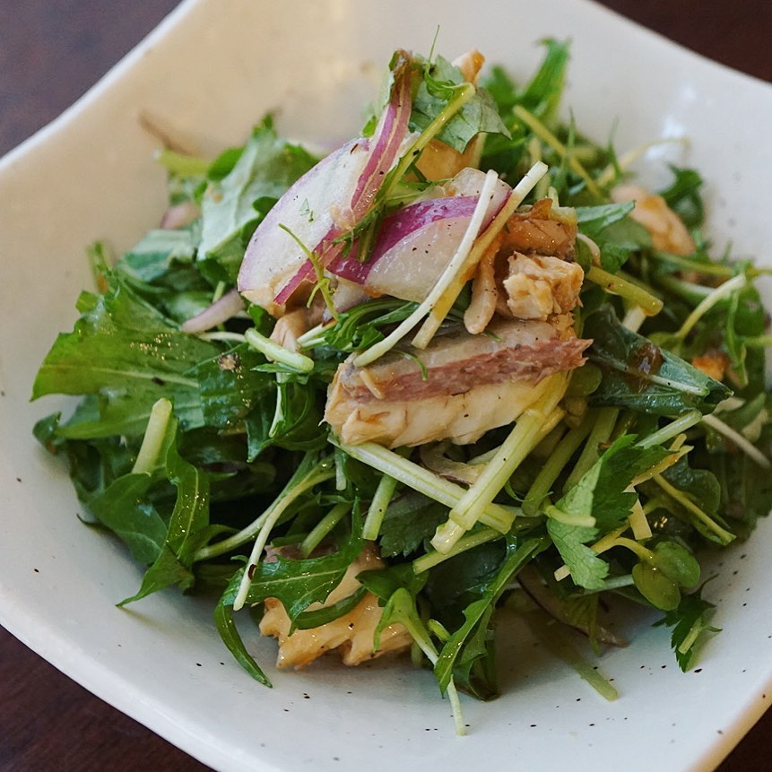 しとしと雨降りで昭和の日の祝日、さっぱりサラダからいきましょう！と「ブリのコンフィと香味野菜のサラダ」！ハーブやにんにくの入ったオリーブオイルは低温でゆっくり煮たブリは旨味いっぱい！さっくり香味野菜とあわせたら自家製バルサミコ醤油ドレッシングで！（お）