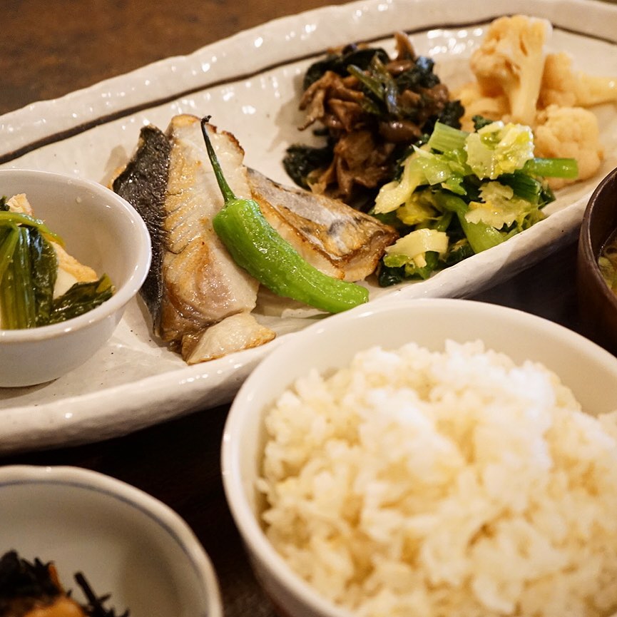 さてと明日のお昼時日替わりは御膳になって帰って来た！「さわらの酒塩焼き御膳」！前回お出しして大人気！うちにしてはめずらしい焼き魚の定食ですよー（お）