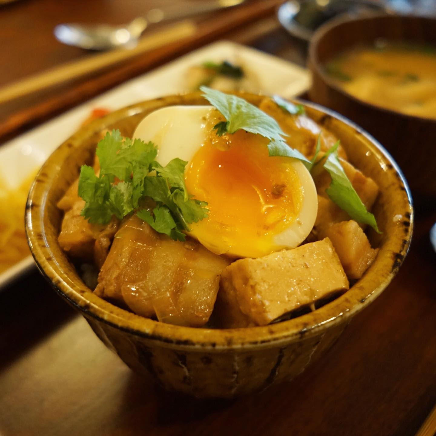 さてとお昼時は久しぶりダヨ！魯肉飯！と店内でも！お持ち帰りでも！（写真は店内がSサイズ、お弁当はLサイズ）…当然？しっかりお肉はLでごはんは少なめ、いわゆる「大の小」もオッケーよ！（笑）（お）