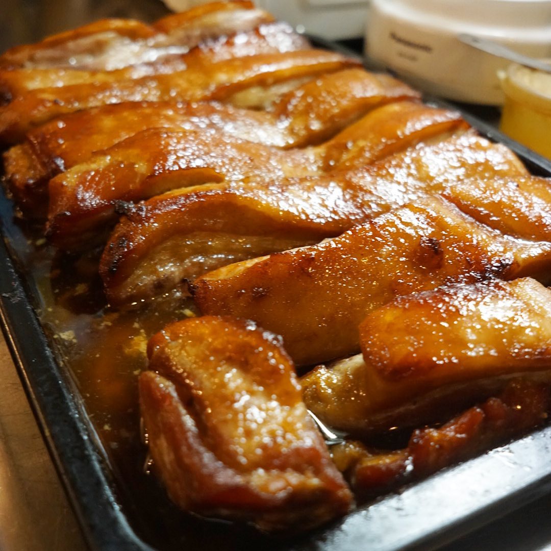 あぁ、しかしそれにしても今夜は雨のせいかお客さんが全然来ませんねぇと（苦笑）、てらてら焼き色のついた「からし焼き豚」があるというのに…（お）