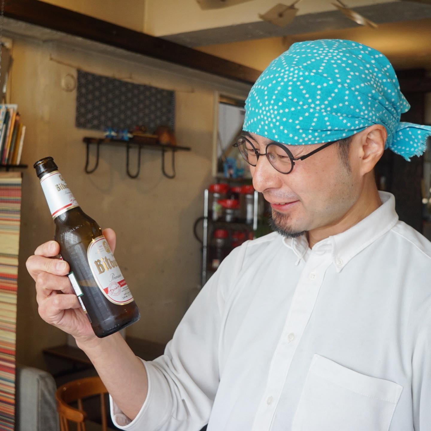 あー、仕事中なのにビールをゴクリ！といやいやワタクシ本日誕生日なんだからそのくらいいいじゃん！？と（苦笑）実は今夜から登場のノンアルコールビール！吉祥寺のすてき眼鏡屋店主の次郎さんにおススメされたビットブルガードライブ（ドイツ）！いや、鼻に残るホップ感が実に自然でこりゃイケる…ヨッパラわないのが不思議なくらいで（笑）、緊急事態宣言の禁酒もあるけど、今までノンアルのご要望もあったりしたし、このままレギュラーメニューで行くつもり！（笑）よろしければぜひ〜！（お）