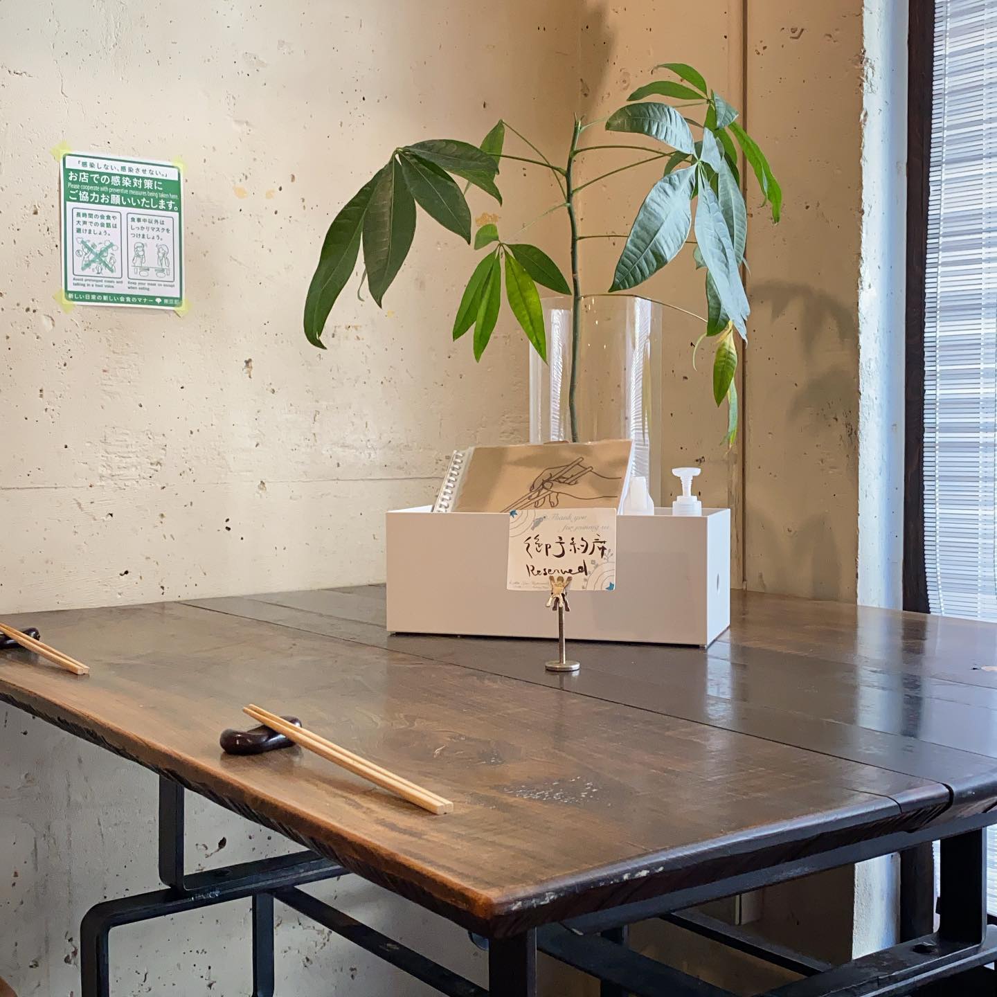 あー、さてさて東京都は三度の緊急事態宣言直前！？ということもあってか今夜金曜日の夜はすでにご予約多数…ご案内できるお席は2人掛けテーブルひと席にカウンター4席のみとなっております。お電話いただいてからのご来店が吉です！よろしくお願いします！（お）