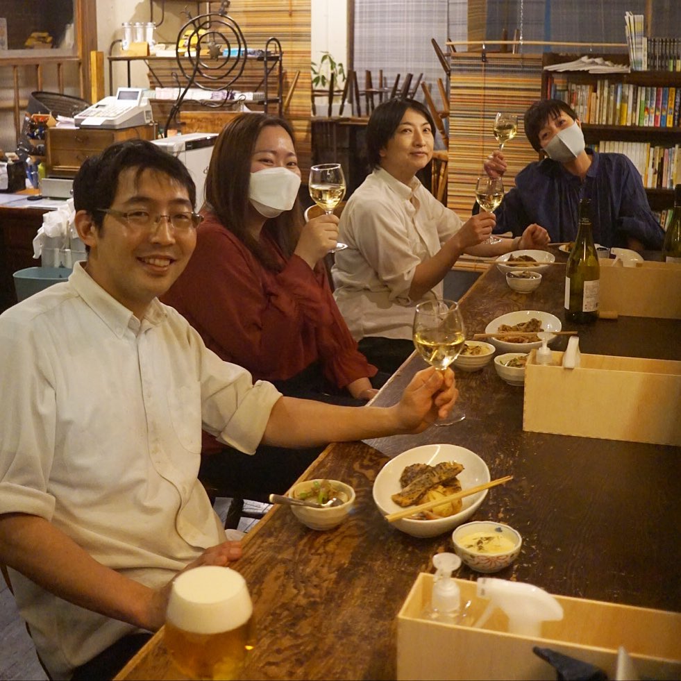 あー、先日日曜日の閉店後は元スタッフのきめちゃんが思いがけずやって来て、片付けのてつだいからのお疲れさんコース！と（笑）、相変わらずカウンター横並びで乾杯でしたよ（お）