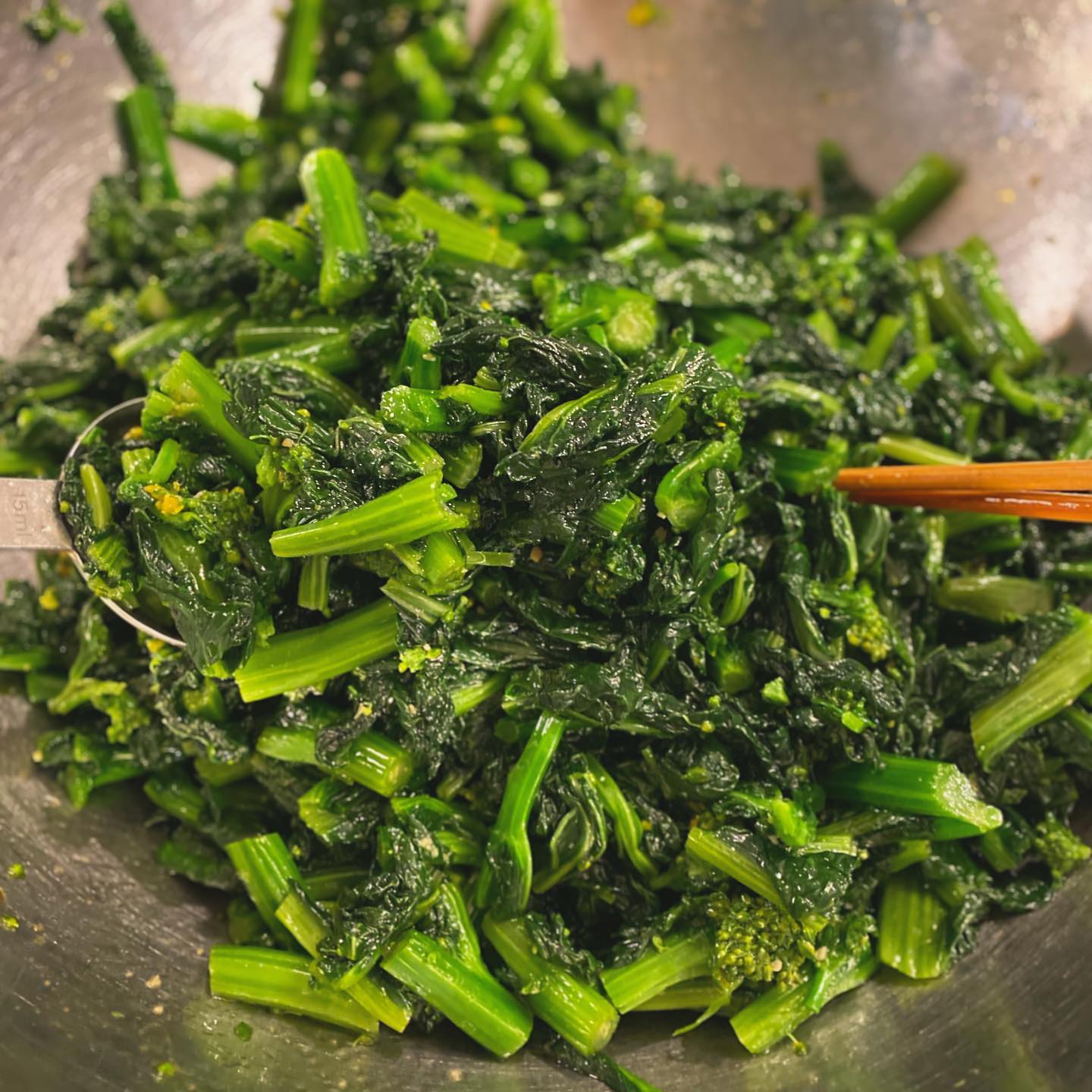 旬を食べると良いとよく言いますが、アブラナ科の野菜は春が食べどき！と中医学でもよく言われているようです。どうりで食べたくなるわけだ！というわけで今回は宮城の「ゆきな」の菜花をわさび和えに。絶対体にいい色してるよ！（麻）