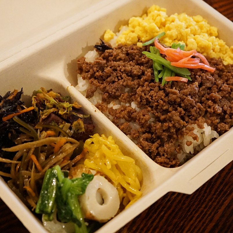 本日日曜お昼時はすてきな日替わり「牛そぼろどんぶり御膳」はこんな風にお弁当仕様もオッケー！いや、いいお天気ですし、外でたべるのもいいでしょうねー！よろしければぜひ！（お）