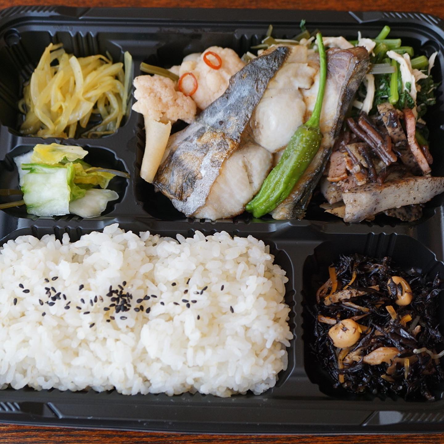 いいお天気で4月の土曜日！お昼時はちょっとすてきなお弁当もいいかもよ！と日替わり御膳は「さわらの酒塩焼き御膳弁当」におなじみ「トリカラちょこもり弁当」も！いいなー！うらやましいなー（笑）（お）