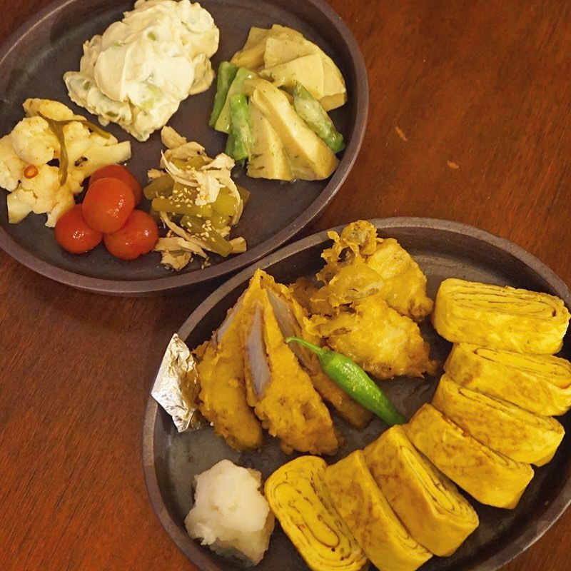 その手があったか！
先日はお皿を持ってご来店のお客様。「ここに玉子焼きと、豚肉巻揚と、白あえと、木の芽和えを盛ってください！隙間があったらおまかせで、さっぱりした惣菜を何品か追加してください」
で、こんな感じに仕上げました。車できたのでラップしてそのまま持って帰ります〜とのことで、こんな手も使えるよ！という見本です。
色々ご相談くださいね〜（麻）