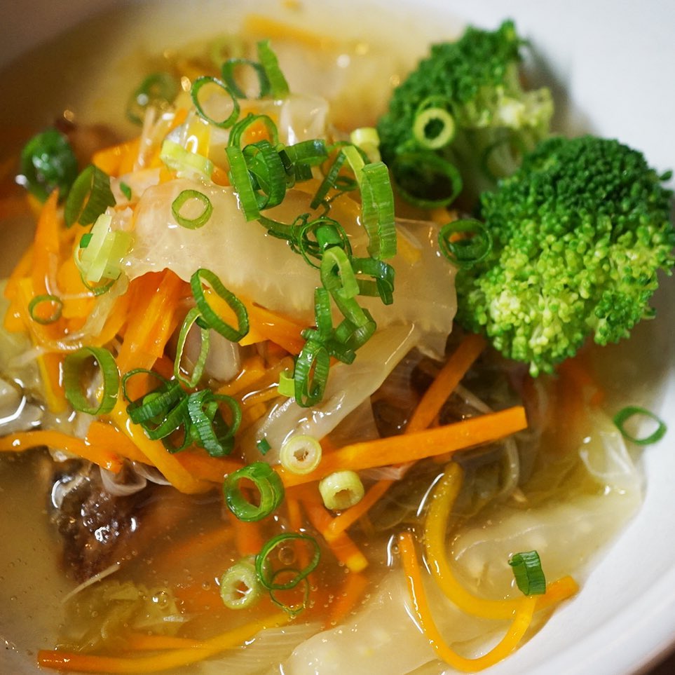 寒いほどではないけれど、雨が続きゃそりゃひんやりですよねと木曜日…あったかやさしいおいしさは「さわらのから揚げ・野菜あんかけ」！いや、さわらが見えないくらいのたっぷり野菜がなによりうれしいね！（笑）ぜひ〜（お）