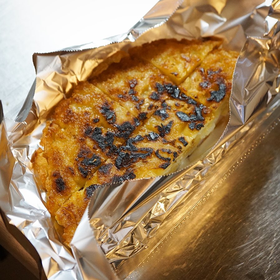 そしてひとまず今週末限りの「じゃがいもとエビのチヂミ」もお持ち帰りできますよ！と、半分ずつアルミに包んでおりますので、お召し上がり前にトースターなんかで再度焼いてあつあつでどうぞ〜！（お）