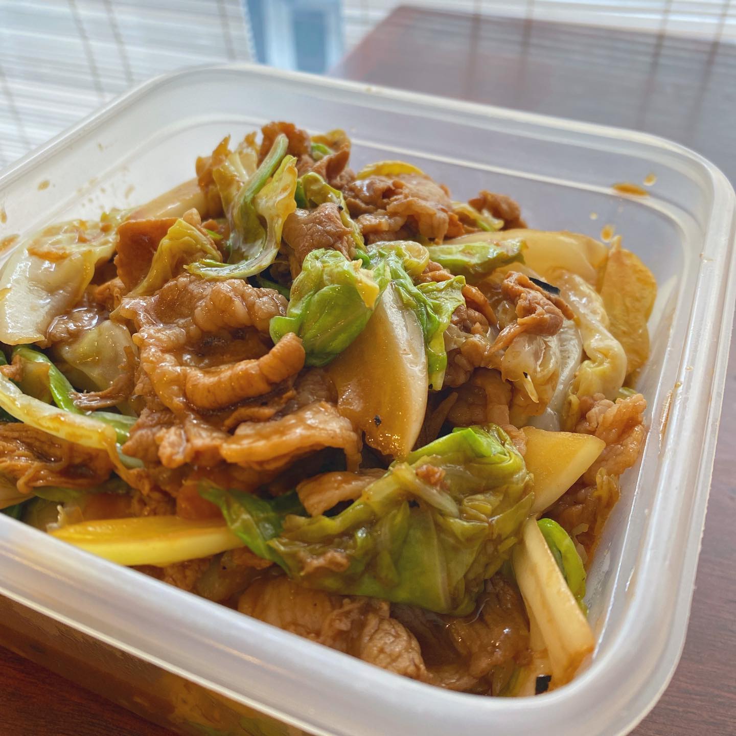 店内でご飲食のお客様が少なくても、お酒を出せなくても、お飲み物をオーダーいただいたお客様にお出しする夜のお通しは作っておかねばならぬのです。本日の夜のお通しは回鍋肉！甜麺醤と醤油ベースのタレに、花山椒と赤唐辛子が香り付けになってます。カオリッキーがビール代わりに店長ミヤザキ的オススメ！ノンアルコールビールも美味しい（麻）