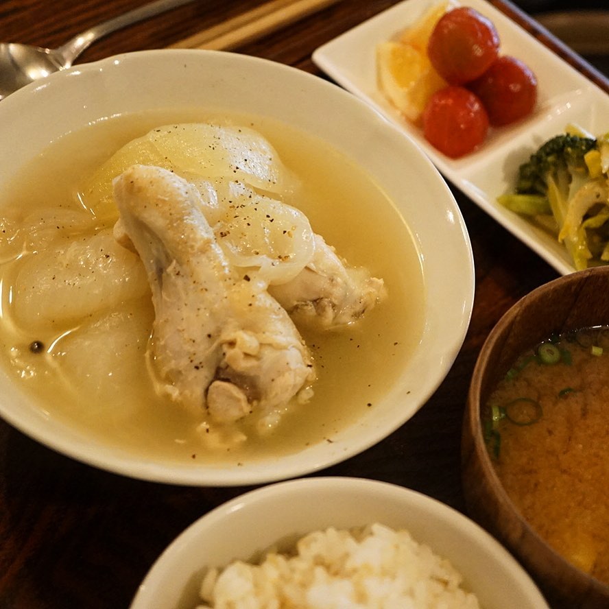 さてと今日のランチで初登場は「鶏の手羽元と新たまねぎのスープ御膳」は新たまねぎの甘くやさしいお味がうれしいお昼時…ワタクシの賄いにもぜひ！（タノム！）（お）