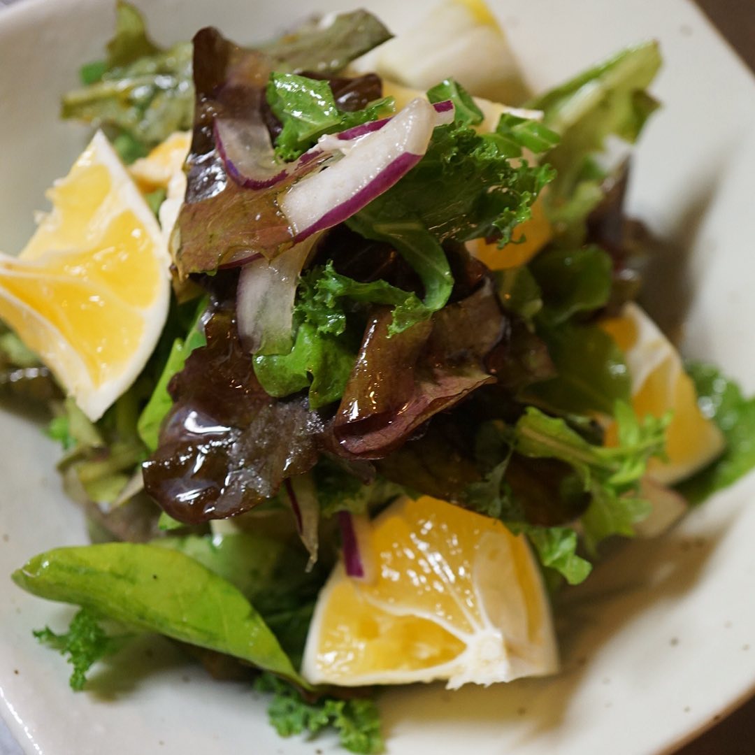 さてと高知直送の柑橘は小夏！人気のタルトもいいけれど、モッツァレラチーズとさくさく香味野菜とあわせてさっぱりさっぱりサラダは自家製にんにくレモンドレッシングでっ！（お）