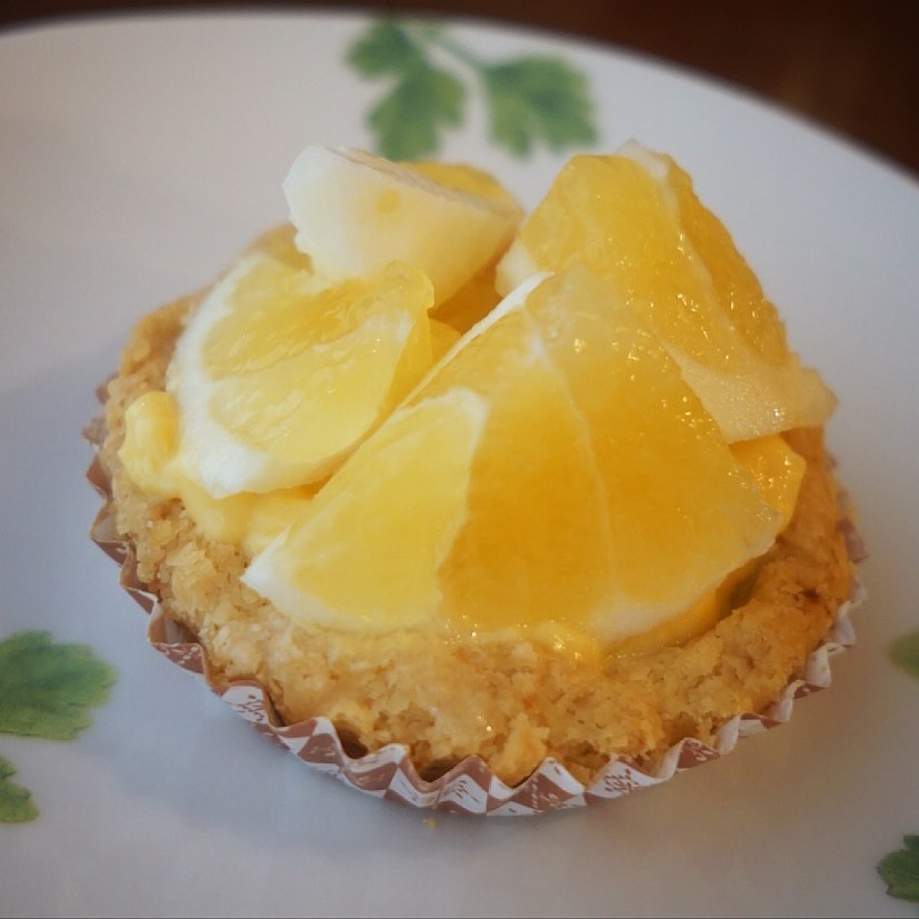 さてとGW振替連休明けの季節のデザートは「小夏のタルト」！昨年はスタッフのおやつでしか登場しませんでしたが（笑）今年はこのさわやかな小夏としっかりカスタードとタルト生地は三つ巴のおいしさをみなさんにもぜひ！（お）