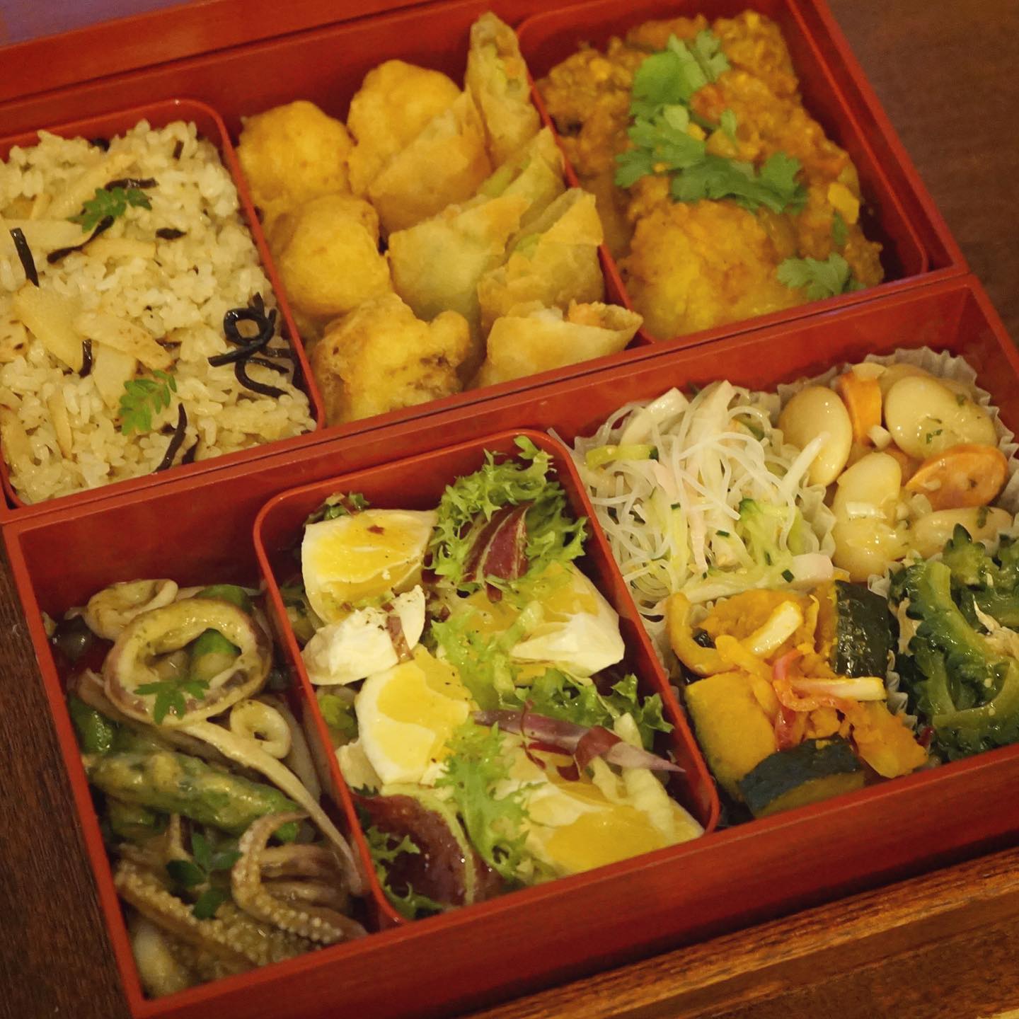 ゴールデンウィーク中は、たくさんの「ごちそうちょこもり」の御用命ありがとうございました！もちろん今日も明日もオーダーお待ちしております！
たけのこチャーハンは明日くらいには終わりかもしれません…来週はゴールデンウィーク振替休みをいただきます当店、リトスタの春を味わうなら今週まで！　そしてみなさん日曜日は母の日ですよ！リトスタのごはんでお母さんを労うの、オススメです！母の日ちょこもりを考えておりますが、さて、形になるかな？（麻）