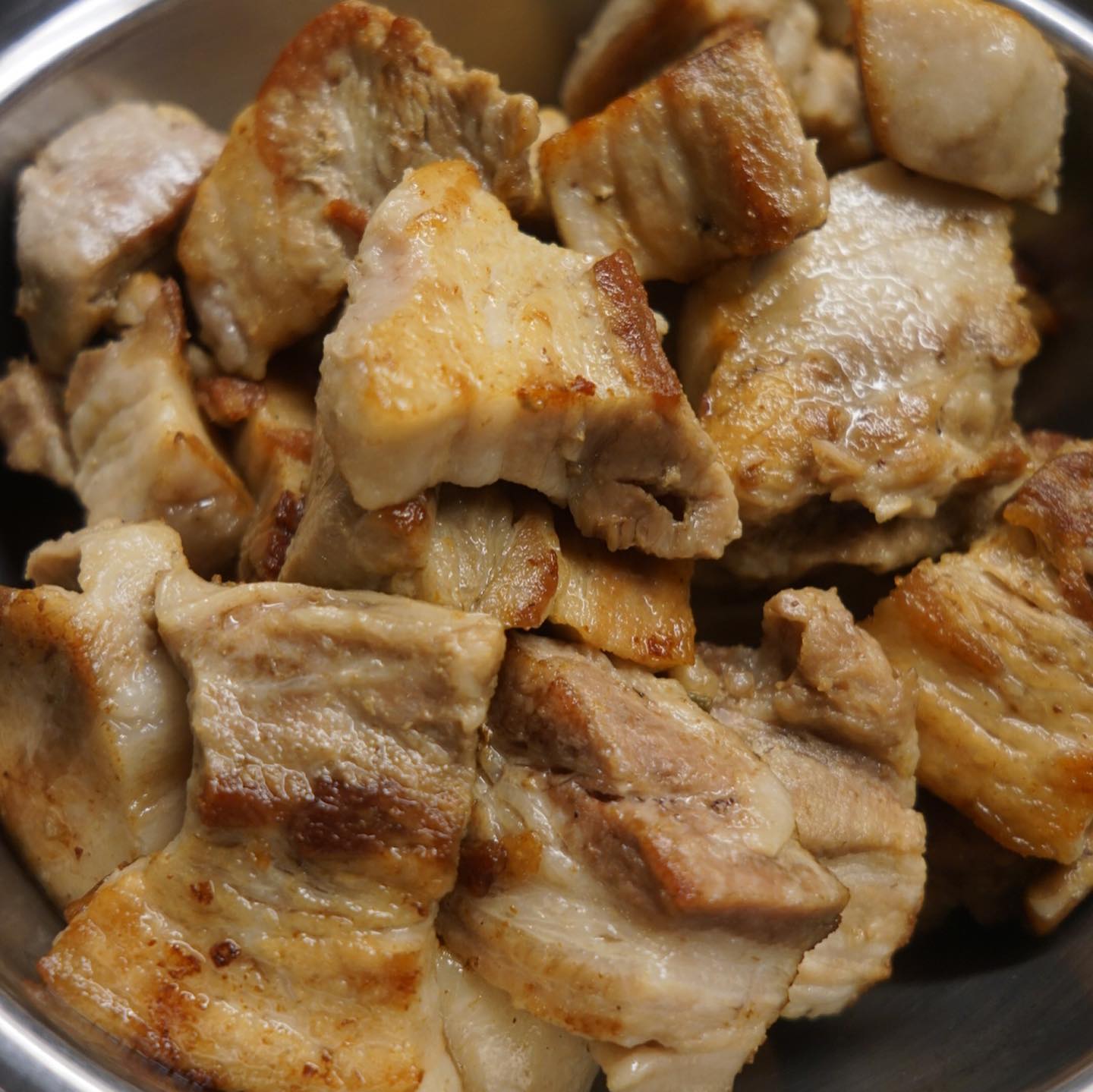 一度オイルでやわらか〜く低温煮込みした豚バラ肉は余分な油を落としがてらじゅうっとやいたら、レンズ豆ににんじん、たまねぎのみじん切りとあわせて、タイムといっしょに煮込みますよ！と、えぇ、絵的には実に地味ではありますが、これが旨味満点！「豚のコンフィとレンズ豆の煮込み」！ぜひ〜！（お）