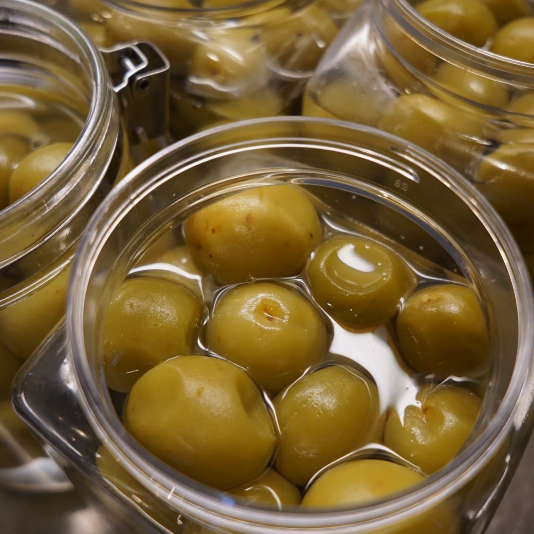 柔らかな実ごと食べられる梅シロップ、出来ました！優しく優しく煮て冷まして漬け込んで。お手間かかった分、美味しく仕上がりますように。今しばらく馴染ませてからお出しします。お楽しみに！（ぬ）