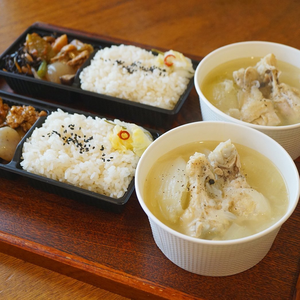 今週は連続でお出ししております「鶏の手羽元と新玉ねぎのスープ煮御膳」。意外と昔から作り続けている煮物なんですが、今回初めてランチの定食にしてみました。気温も湿度も高くなってきて、何となくやさし〜い食べものを食べたくなりませんか？私は食べたい。
鶏の手羽元をコトコトじっくり煮て充分にスープが取れたら、今度は新玉ねぎを加えて玉ねぎの甘みが出切るまで煮て、塩で味を整えます。シンプルに鶏と新玉ねぎの旨味を楽しむ煮物です。ご覧の通り、ランチの御膳形式で、お惣菜とセットでのお持ち帰りにも対応いたしますので、お問い合わせ下さいねー！（麻）