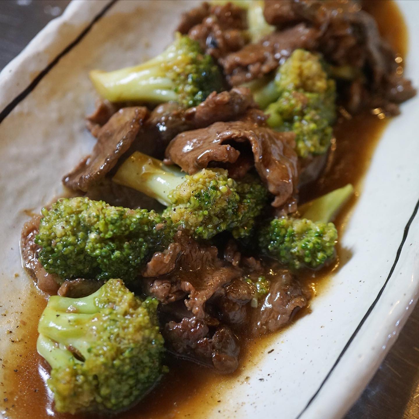 今週末の旨味満点！はつまみに白ごはんにうってつけな一品は「牛肉とブロッコリーのオイスターソース炒め」！いや、店内のみならず、お持ち帰りもオッケーよ！と…ワタクシもすみやかに持って帰りたいですっ！（笑）（お）