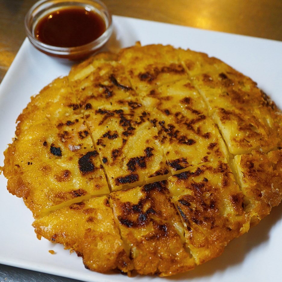 たけのこチャーハンをお出ししている間は、ボリュームのあるごはん的メニューを封印しているのでまだ、たけのこチャーハンの季節が終わると、まず最初に出したくなっちゃうのが、チヂミなんですねー。
コアなファンのお客様も多い「新じゃがいもとエビのチヂミ」は、シャキッとした新じゃがいもの千切りとエビを、ニンニク塩風味の生地でまとめて、まわりはザクッとパリパリに、中はホクホクにごま油で焼き上げております。
この週末はポッサム、プルコギ、チヂミの韓国コースでいかがでしょう？美味しいからっ！（麻）