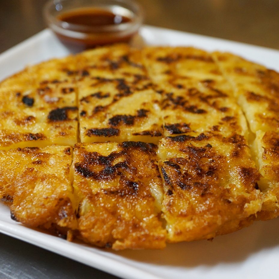 色々考えましたが、今週いっぱいはチヂミで行きますよ！ザクッと食べると、中はホクホク、ほんのりニンニクの風味も効いてる「新じゃがいもとエビのチヂミ」！新じゃがのシャキホクな食感は今だけのお楽しみ。お持ち帰りならトースターで温めるが正解！ぜひぜひ！（麻）