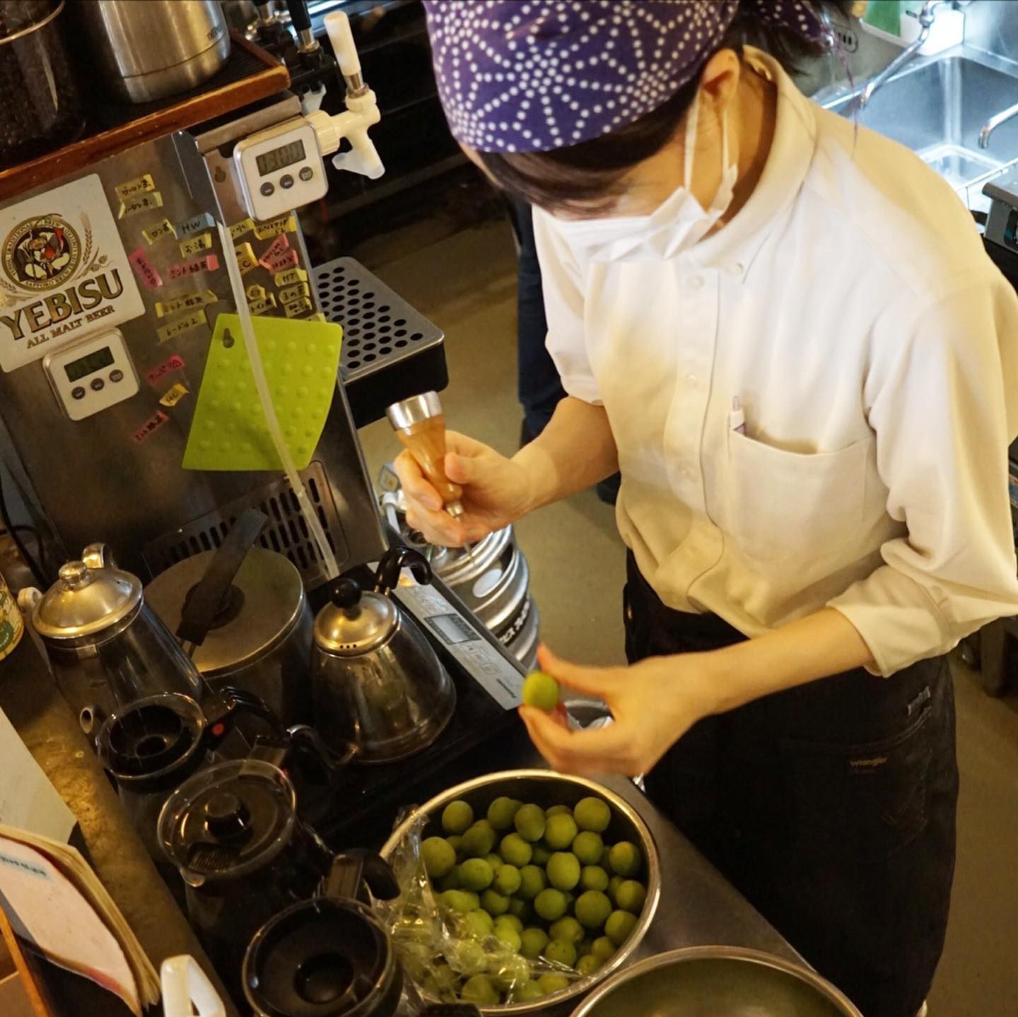 さてと6月も引き続き緊急事態発出中と、お酒も出せず超時短でとイイトコなしですけど（苦笑）、ま、しかし夏も着々と近づいてくるわけで、三鷹の農家さんの庭先販売で買ってきた小さな青梅でぬまっちに梅シロップの仕込みを、高知直送の小夏はいのっちにミックスフルーツ酢を仕込んでもらってますけど、いや、すぐに出来るもんじゃないからね…宣言明けを楽しみにしようじゃありませんか！（苦笑）（お）