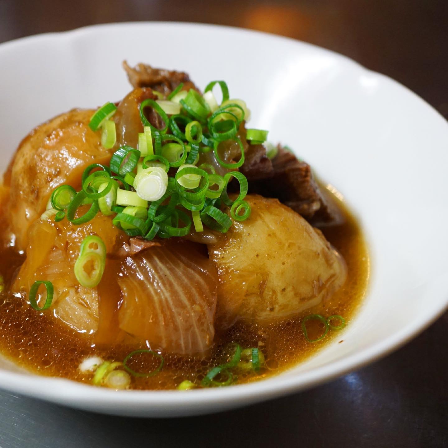 リトスタ的さっぱり肉じゃが？
「新じゃがとごろっと牛肉の黒酢煮」です！暑くなってきましたので、酢の力でさっぱりと栄養つけてまいりましょう。と言っても甘辛煮を少しさっぱりさせたくらいの酸味なので、ごはんもビールもすすむ味ですよ！

ところで日曜日は母の日ですが、皆さんご予定はいかがですか？母の日ちょこもりを考えていましたが、どう考えてもご家族の好みは千差万別、お母さんの食べたいものと、家族で一緒に食べられるものじゃないと…なんて考え始めるとまとめられない！！ということになりました。ご家族それぞれで「ごちそうちょこもり」をオーダーいただく方がお好みに合わせられるかとおもいますので、入れて欲しいメニューなどリクエストお聞きしつつ作りたいと思っております！
注意！！としては、昨年当日のテイクアウトオーダーが入りすぎまして、早い時間にオーダーストップになってしまった！という実績がございます。ぜひ、ぜひ、早めのご注文をお願いいたします！できれば前日、つまり土曜日にご連絡いただいた方が確実です！キッチンスタッフが昨年より1人少ないためキャパも小さくなっており、しかも、店内のご飲食も予想されますので、

オーダーお早めに！！

と、、声を大にして言わせてください。すいませんがよろしくお願いします🥺🥺（麻）