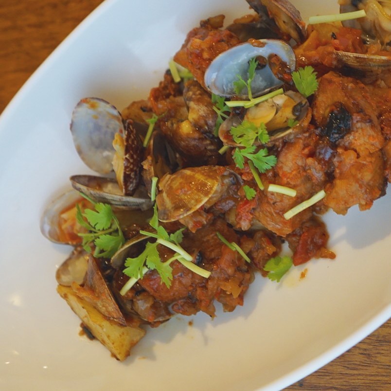 ちょいといい豚肩ロースを仕入れましたので、せっかくだから新メニューでお出ししますよー、と、ずっとやりたかった「豚肉とあさりのポルトガル風蒸し」初登場！いわゆるアレンテージョ風というやつで、豚肉は赤パプリカとニンニクのすりおろしにじっくり漬け込んで、アサリと一緒に蒸しつつ揚げたジャガイモに旨みを吸わせるという、こりゃもう間違いないね！の一品なのであります。私も今度の休みはお家でも作りたい！お店でお酒を提供できないのが残念でならない…！！（麻）