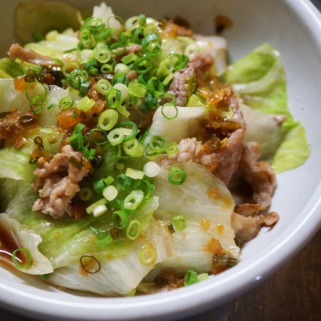 さてといいお天気でさてと今週もお疲れさまですの金曜日！こんな日はさっぱり「レタスと塩豚の酢蒸し」！豚肉の旨味に栄養にみずみずしいレタスをあわせてじゃっと酢蒸しにしたら、仕上げに特製中華香味だれが旨い！なんだか疲れに効くよね！（笑）（お）