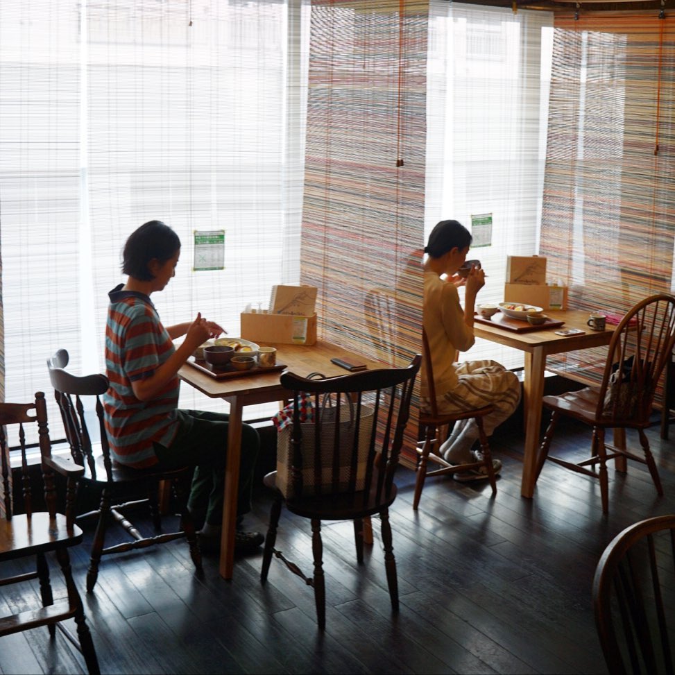 さてと当店窓際のお席はもともと対面で座って二人がけのテーブルでしたが、ソーシャルディスタンスの昨今は対面を避けて隣がけしてみるとやっぱり小さくて…ようやくちょっと大きめのテーブルを導入！と、そこはすかさず座ってみましょ！と早番のぬまっちとにっしーが賄いをたべているのでありましたとさ（笑）（お）