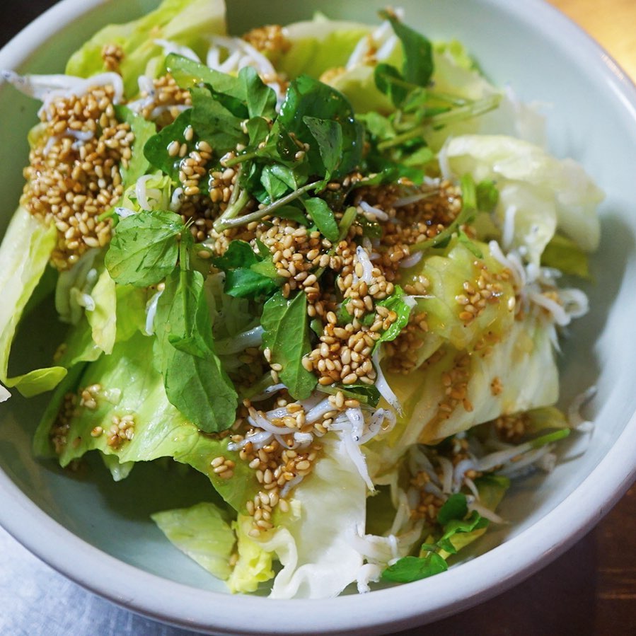 ざくざく生野菜をたべたい季節っ！とうってつけなのが「レタスとクレソン、しらすのサラダ」！ざっくりレタスの食感とみずみずしさ、しらすの旨味にクレソンをアクセント！ごまたっぷりの自家製甘酢ドレッシングでどうぞ！（お）