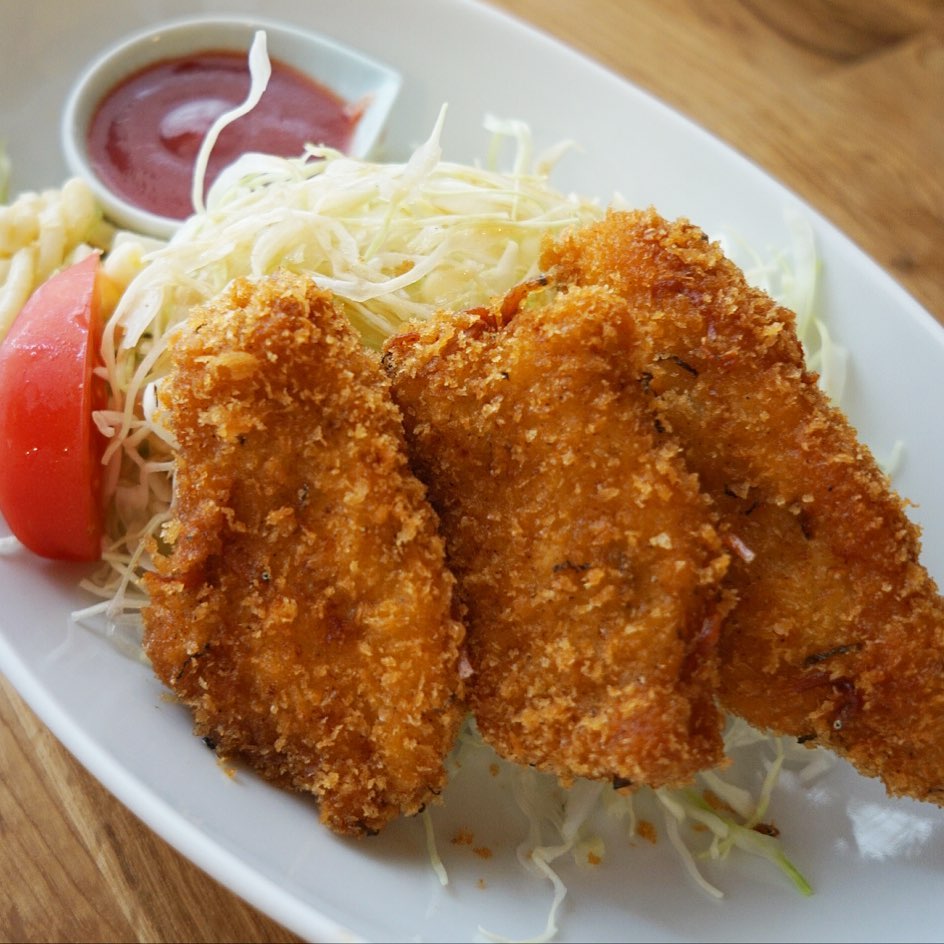 さてと明日木曜日お昼時、日替わり揚げものは人気の「しそちりめんとんかつ」！コロモにちりめんじゃこと細切り大葉を加えて風味のいいとんかつあつあつをピリ辛トマトの甘だれでどうぞっ！（お）