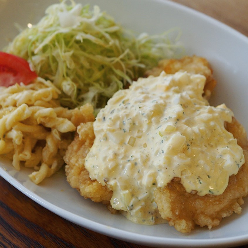 さてと定休日明けのお昼時日替わり揚げものはおなじみ「甘酢チキン・タルタルソース」！昨年のお持ち帰りお弁当対応で予め3ピースに切って揚げてが、実は今までよりもおいしい！と（笑）ワタクシもさらに大好きになりましたっ！（お）