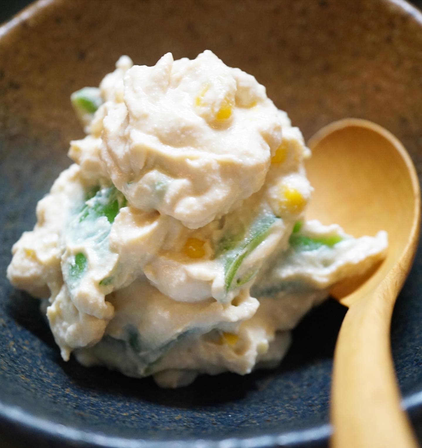 夏の白あえは、少しずつ具を変えてお出ししております。今週からは、とうもろこしとスナップえんどうの白あえ！これは初夏の甘味だなあ〜。（麻）