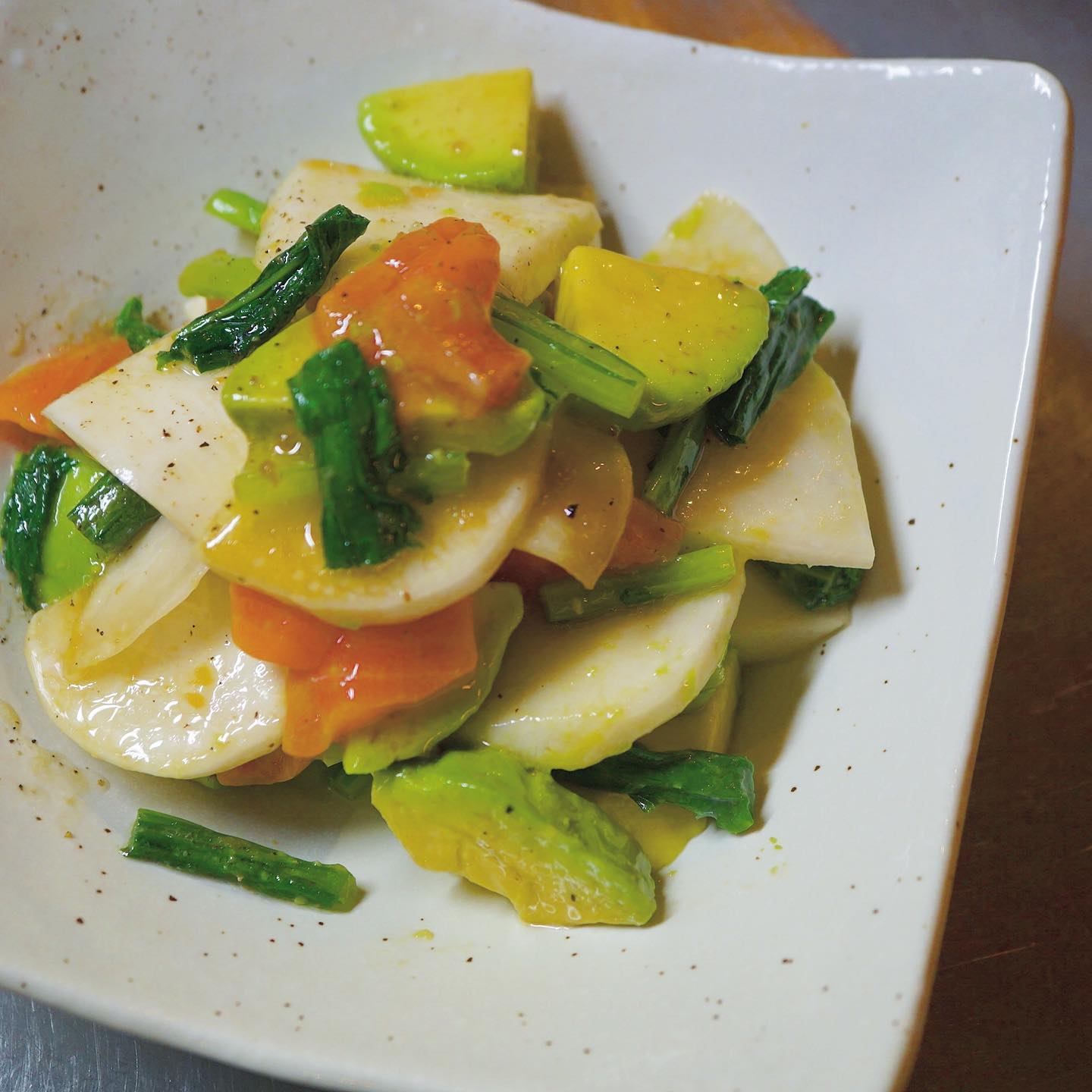 久々にスモークサーモンを使って、かぶとアボカドのサラダをご用意しました。自家製ツナを使うことが多かったこの頃、でもやっぱりたまにはスモークサーモンも、アボカドとかぶによく合いますね。必殺にんにくレモンドレッシングがあれば完璧ですよ！（麻）