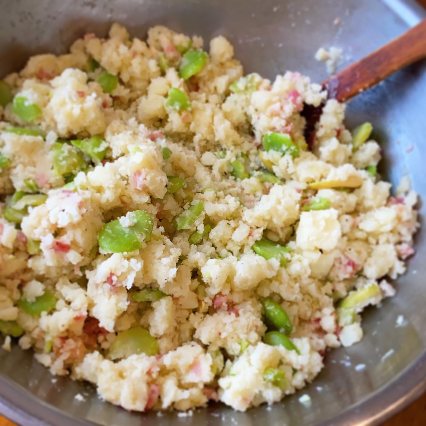 そら豆も食べ納めね！ってことで、そら豆入りポテトコロッケ制作中…！オリーブ油とブラックペッパー、ベーコンで、そら豆とポテトの優しさにキレを与えております。（麻）