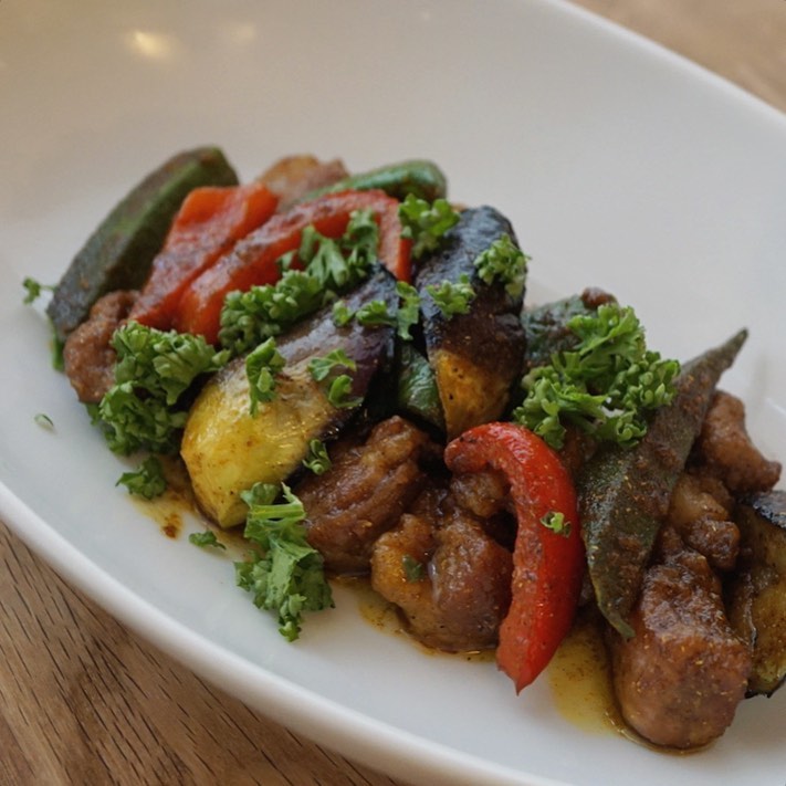 スパイスっぽいの食べたいな！っと新メニュー！　「揚げ豚と夏野菜のスパイスあえ」は、あえてあるけどアツアツ揚げ物です。しかーし！冷めても美味しいので、お持ち帰りにもグー！なのです。北海道産のちょいといい豚肩ロースを軽めの塩豚に、いろいろ夏野菜も素揚げして、オリーブ油とリトスタカレー粉ベースのマリネ液であえて、パセリをファサッと飾ったら、日本とインドの間くらい？のオリエンタルな揚げ物になりました。ビールに、ワインに、もちろんご飯にもあいますよー。豚の美味しさと旬の野菜の甘味を噛み締めてほしいです！（麻）