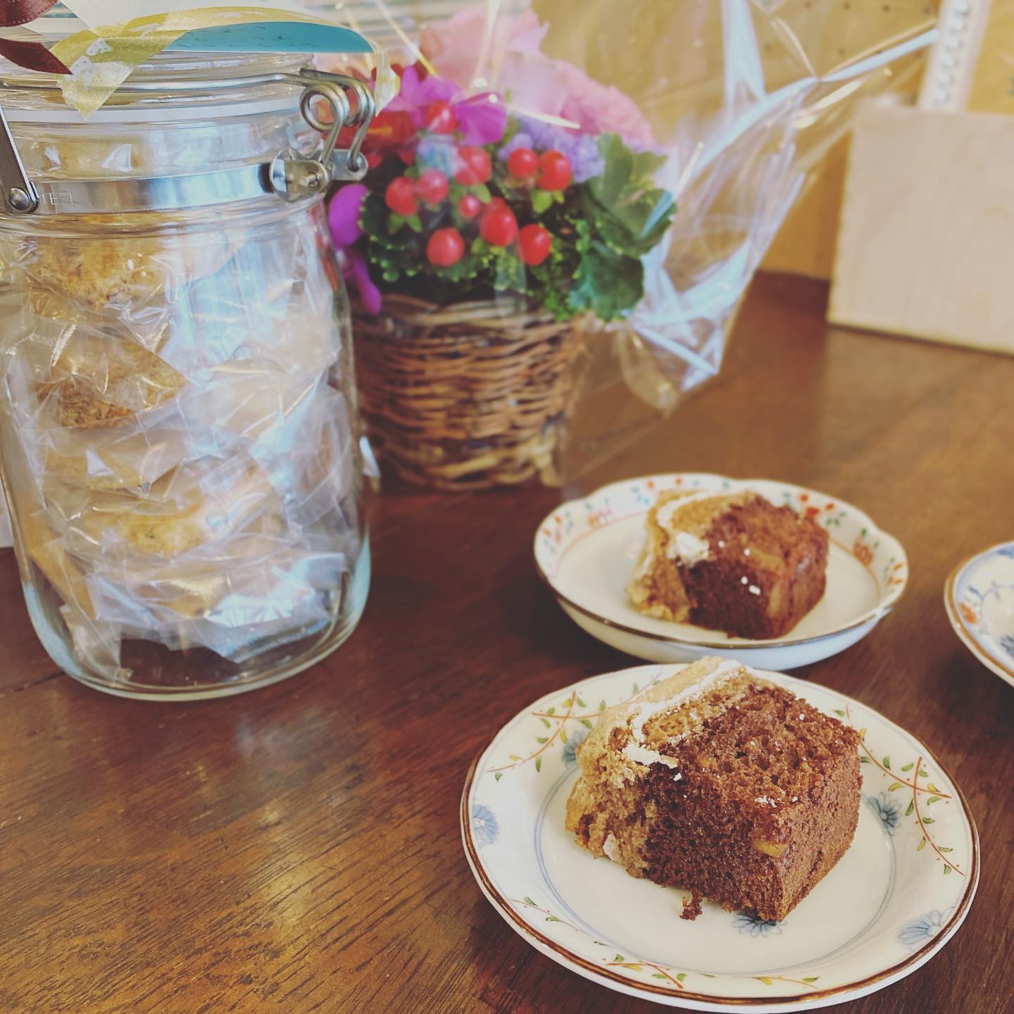 ありがとう17周年！　こいけ菓子店の圭子ちゃんから恒例のお祝いクッキーをいただきました！さらに三鷹市民になった元キッチンスタッフのトミーちゃんが、大好きトリアノンのオレンジショコラをお祝いに持ってきてくれました！さらにお馴染みのM田さんからもお花をいただき、ありがとうございます！
18年目も頑張っていけそうです！（麻）