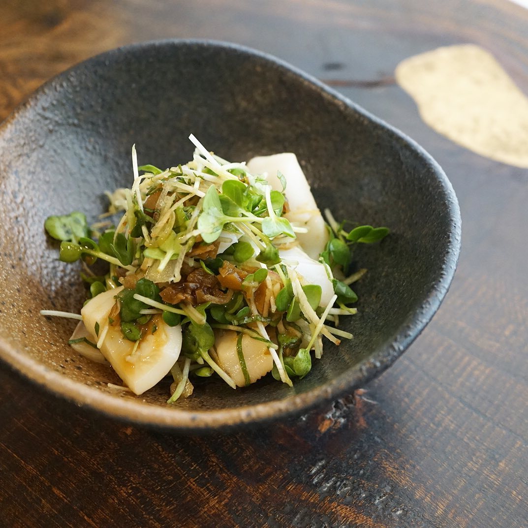 出たよ、店長ミヤザキの思いつき新メニュー！「アオリイカの青梅醤油あえ」です。okayanの弟、釣りキチあっちゃんが釣って送ってくれたアオリイカは、肉厚でムッチムチの美味しさ。これを家の近所の地主さんが軒先で売っていた青梅を潰して割って醤油につけておいた自家製青梅醤油と香味野菜と一緒に和物にしました。素材の良さをそのままシンプルに生かした、この季節にぴったりの爽やかな酸味のメニューです。あるだけ売り切れ御免！（麻）