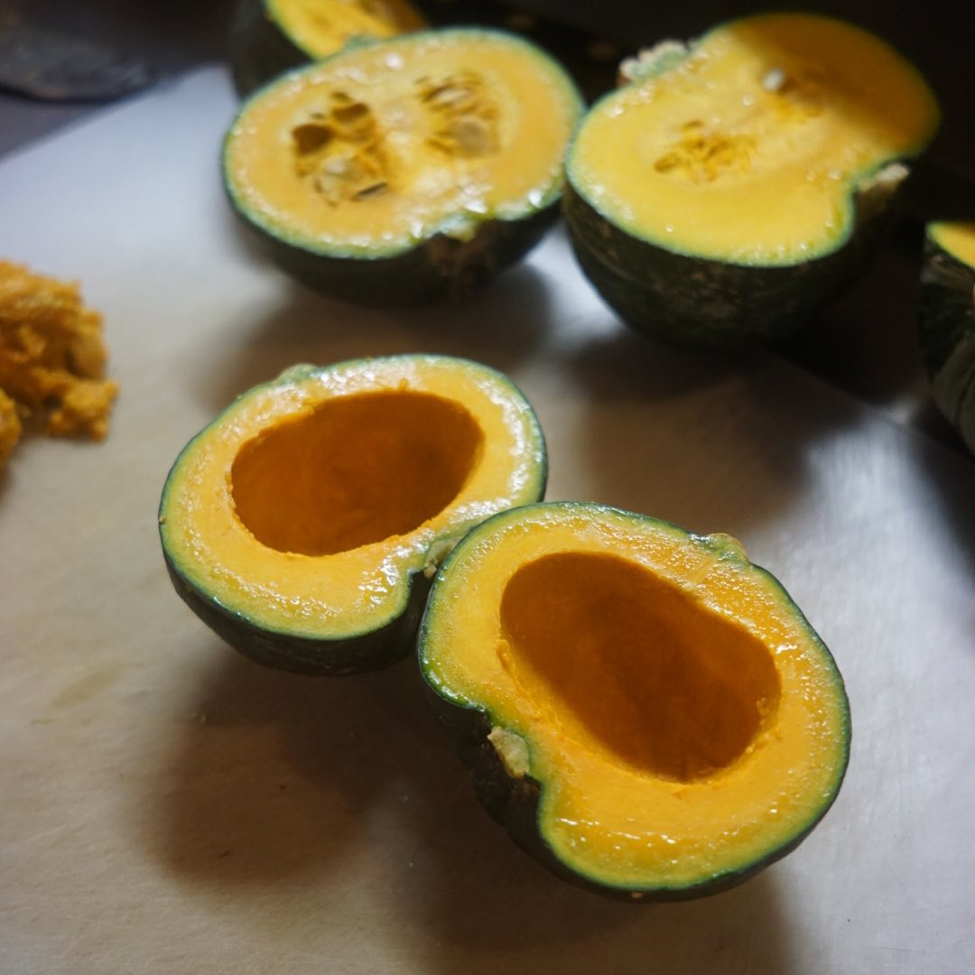 高知から送られてきたちいさなかぼちゃをまっぷたつ！と、ワタを抜いたら笑っているのか叫んでるのか嘆いているのか？やっぱりちょっとムンク的？（笑）（お）