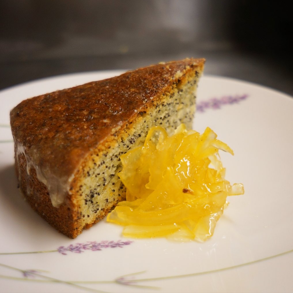 さてと6月は季節のデザートも切り替わって「ポピーシードのケーキ」！ポピーシードのプチプチ食感、オレンジ果汁で作ったシロップをたっぷり塗ったさわやかなケーキですよー！（お）