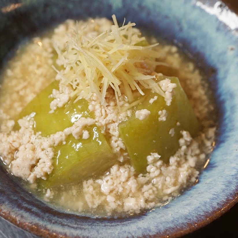 さてと夏のやさしい煮物はやっぱり「冬瓜のあっさりそぼろ煮」！いや、みずみずしい冬瓜をあっさりだし汁で煮付けたら、とろみをつけたそぼろあんの旨みをからめていただきます！針生姜がさわやかアクセント！（お）