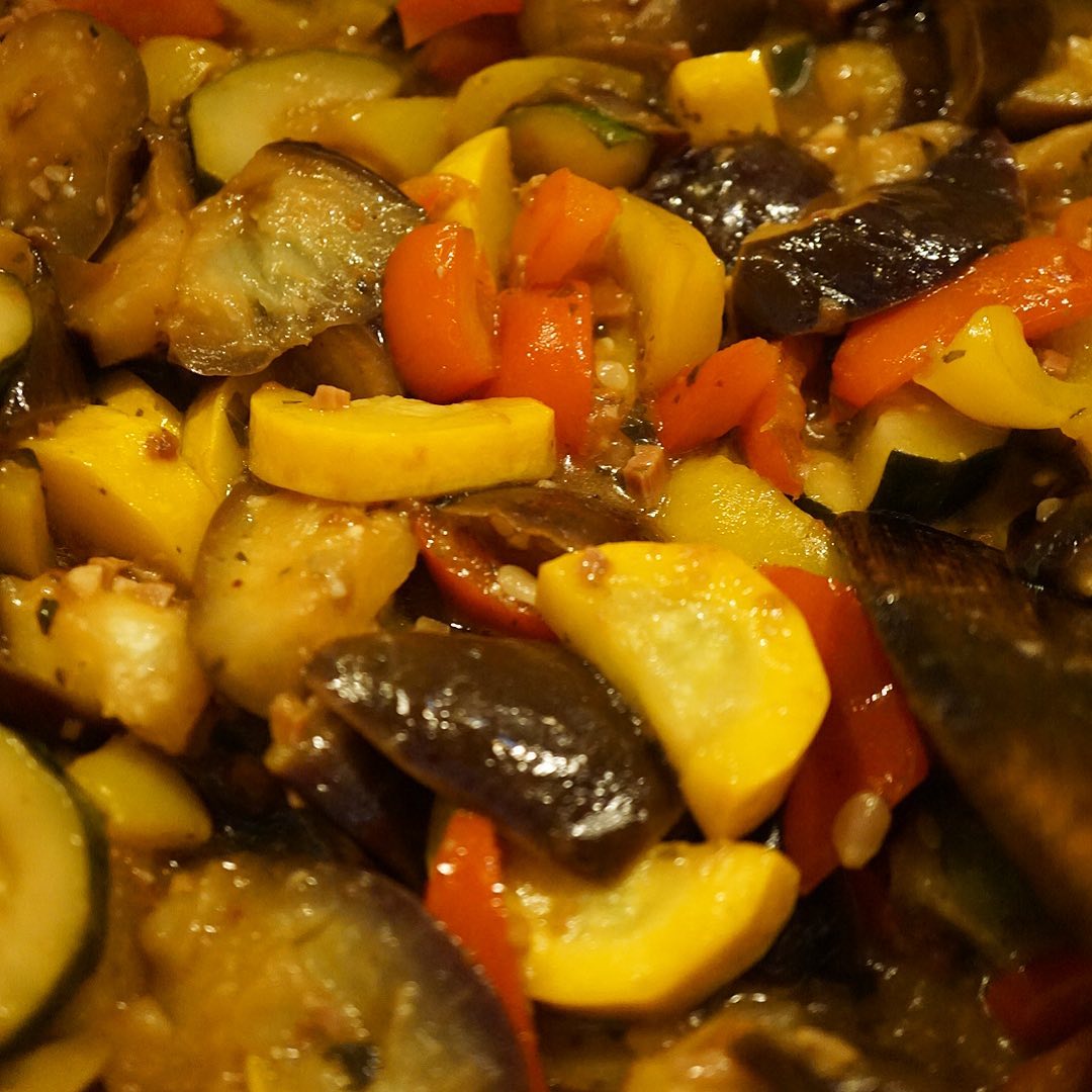 さてと夏だよ！夏野菜！とオリーブオイルと叩いた梅干しで「夏野菜の梅オイル蒸し」！茄子にズッキーニにパプリカをざくざく切ってわいわい蒸した夏の一品！つまみにヨシ、ごはんにもまたヨシ！（お）