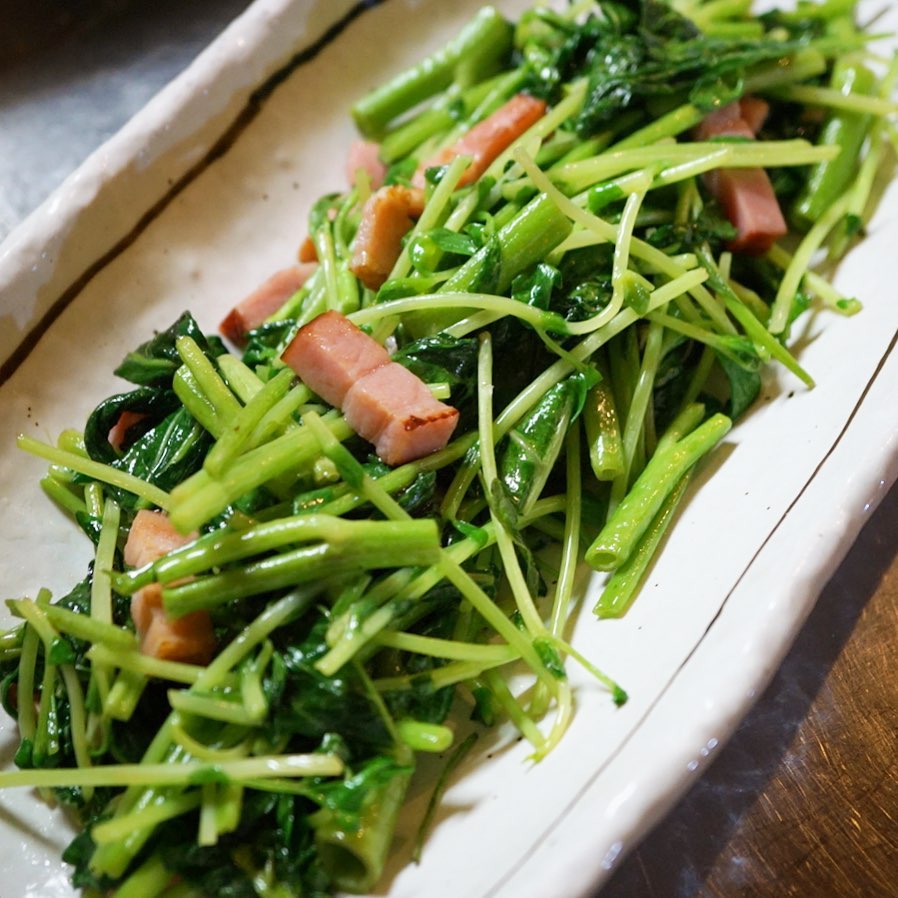 さてと夏です！野菜がイイネ！と「青菜と豆苗、ベーコンのにんにく塩炒め」！今夜の青菜は空芯菜！とこれはアレだ、ベーコンににんにくの風味と旨味で無限にたべられるヤツだ！と、もちろんワタクシもたべたいっ！（笑）（お）