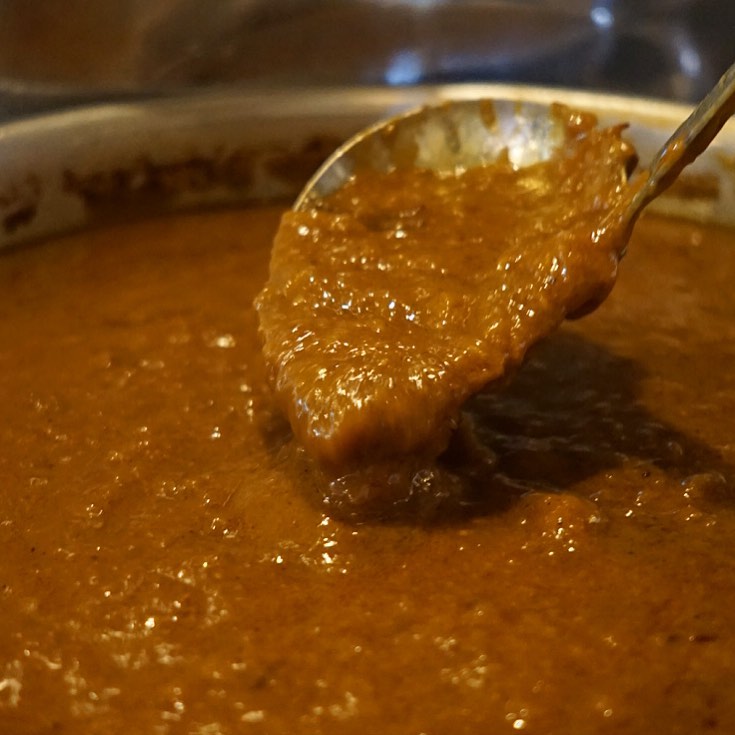 さてと暑いですね！と日曜日！当店明日明後日は定休日でお休みよ！と本日店内ご飲食にお持ち帰りと、もしもご来店なら、ついでにカレールーはいかが？（笑）
昨夜出来立て一晩寝かせてスパイスがフレッシュに香る…ワタクシが個人的に一番好きなタイミング！（笑）よろしければ自宅おこもりオリンピック観戦のお供にどうぞ〜！（ワタクシもそうしたいっ！）（お）