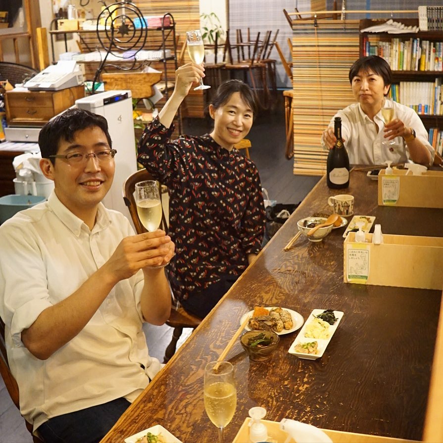 さてと日曜日の夜は久しぶりにベテランぬまっち夜シフト…と、それなら先日周年記念のお祝いに元スタッフきめちゃんがくれた泡でも開けましょ！乾杯しましょ！とヨコナラビで今週もお疲れさん！（お）