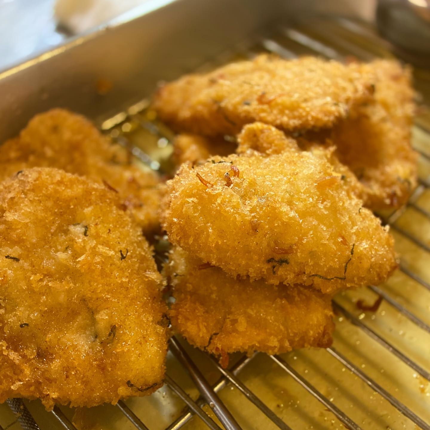 しそちりめんとんかつ、揚がってるよ〜！　パン粉に大葉とちりめんじゃこを混ぜ込んで揚げたとんかつ、ケチャップと豆板醤ベースの甘辛だれでいただきます！　かなりピリ辛なので、苦手な方は普通のソースをお出ししますのでお声がけくださいね。このピリ辛ソースは元キッチンスタッフのだみの好物、「このソースを食べるためにトンカツがある」との名言も飛び出した、好きな人は大好きな一品。レッツトライ！（麻）