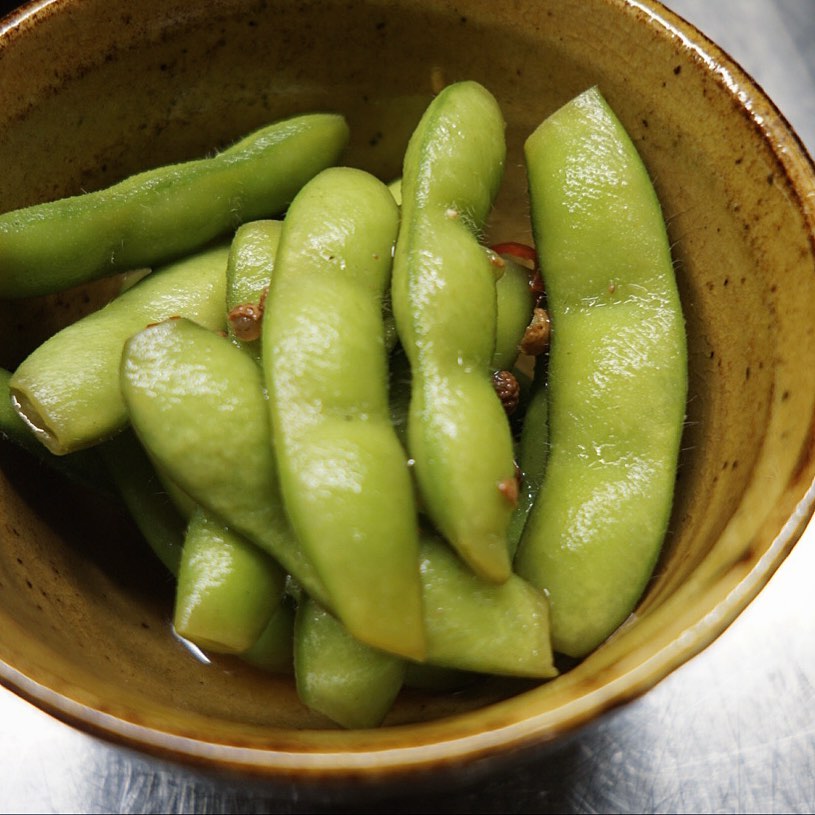 この季節ビールには枝豆があればなにもいらないね！くらいの鉄板おつまみですけど、鷹の爪に花山椒と醤油のタレにさっと漬けたらちょっとした一品料理に変身！と（笑）、この夏も超人気です！（お）