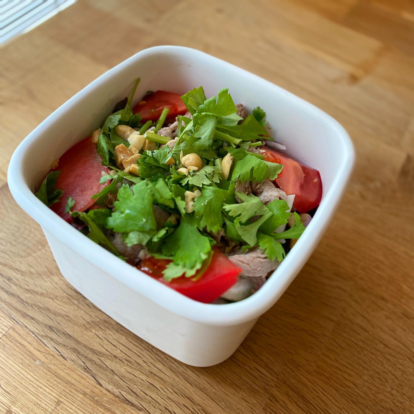 さて、さっそくお持ち帰りでオーダーいただきました、ヤム・ヌァ！タイ風牛肉サラダでございます。キッチンスタッフナベさん的サラダ部門No. 1大好きメニュー、こいけ菓子店の圭子ちゃん的夏のNo. 1メニューと、リトスタを良く知る２人の推しメニューです。ライムとナンプラーベースの甘酸っぱいドレッシングと刻んだピーナッツ、茹でた牛肉の旨味とセロリ、パクチーの香り…全部一緒に頬張ってほしい！開店当初からのリトスタ人気メニューです！（麻）